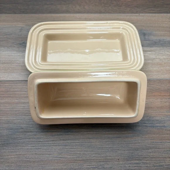 Le Creuset Covered Butter Dish, Green and Off White 1/4 lb Stick (BROKEN HANDLE) - Picture 4 of 8